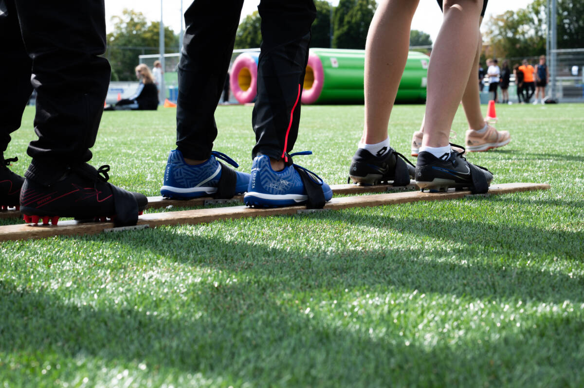 Featured image for “Samen sterk van start: brugklassen sluiten eerste week af met sport- en speldag”